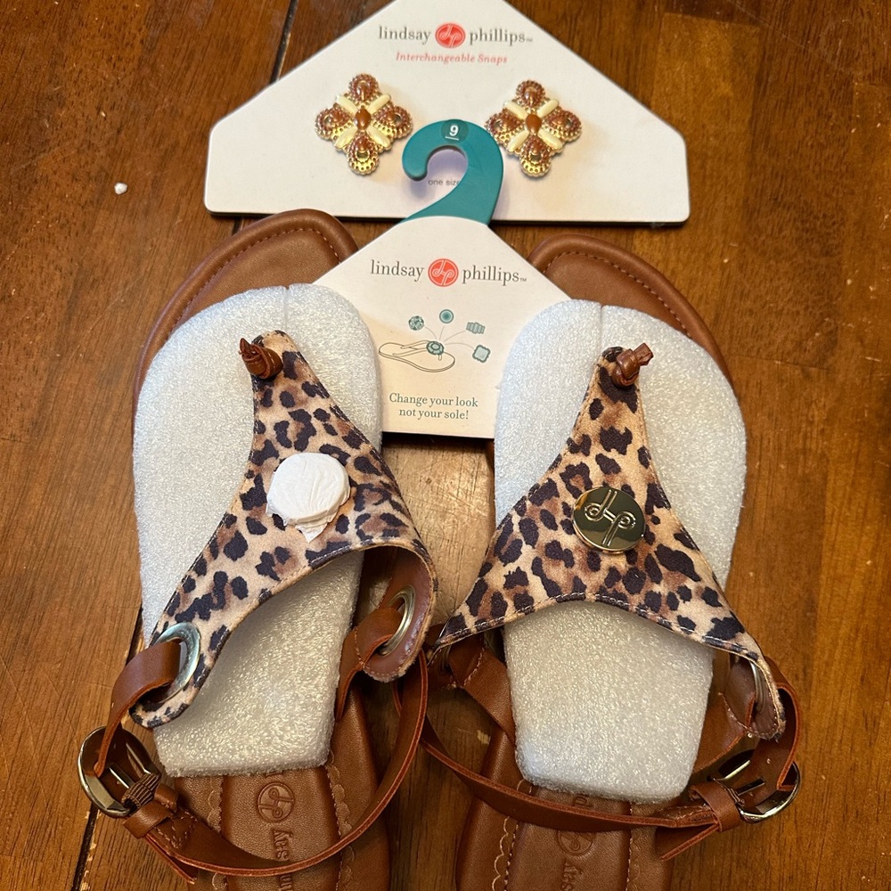 NWT Lindsay Phillips Callie Snap Sandals in Leopard Print with free snaps. Sz9